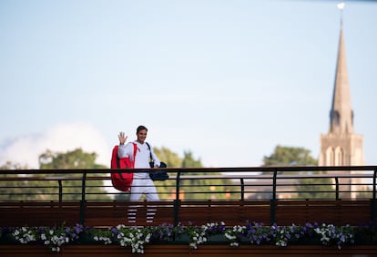 Federer saluda a los aficionados desde el balcón de Wimbledon.