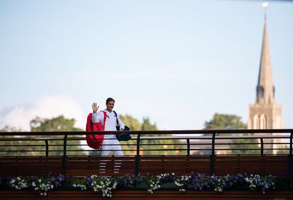 Federer saluda a los aficionados desde el balcón de Wimbledon.