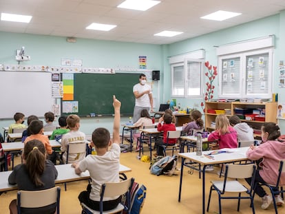 Una clase en el colegio público Puerta de la Sierra, en la localidad de Venturada, al norte de la Comunidad de Madrid, en 2020.