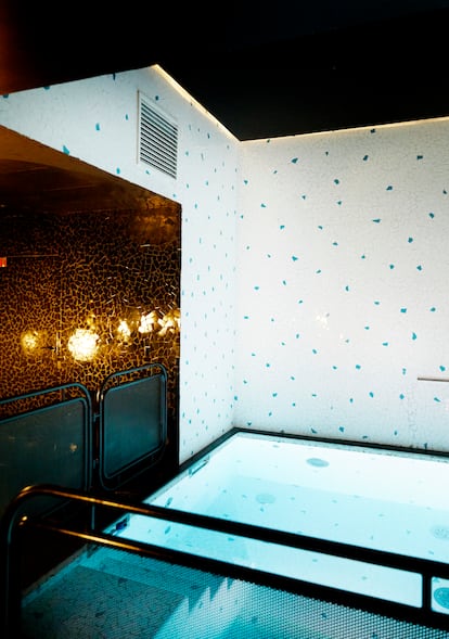 La réplica de la piscina recuerda a la que encontraron Philippe Starck y sus colaboradores a finales de los setenta y convirtieron en la más deseada de París.