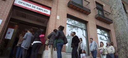 Un grupo de parados hace cola en una oficina de Madrid.