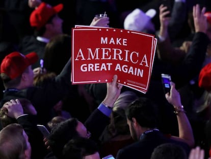 Un simpatitzant de Trump, a Nova York, amb un dels eslògans de la campanya.