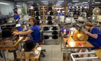 Trabajadores de la fábrica ISESA de Sevilla durante el proceso de elaboración de sombreros para judíos ortodoxos que exporta cada año a Nueva York y Jerusalén y de los que fabrican el 20% de la producción mundial. EFE/Archivo