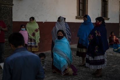 Las mujeres de Angahuan se preparan para salir en procesin. Los viernes de Cuaresma son muy respetados entre los lugare?os, devotos de la tradicin catlica. Ellos se reparten entre las familias el cuidado semanal de las iglesias.