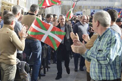 El presidente del PNV, Andoni Ortuzar, ha advertido hoy del 'peligro' para Euskadi de un pacto PP-Ciudadanos porque la formación naranja quiere 'cargarse el Concierto Económico vasco y quitar las haciendas forales', y si el PP es 'parálisis', la alianza con Ciudadanos es 'retroceso seguro'. Ortuzar ha participado este mediodía en un mitin en la plaza del Matxete en Vitoria junto al lehendakari, Iñigo Urkullu, y el cabeza de lista al Congreso por Álava, Mikel Legarda.