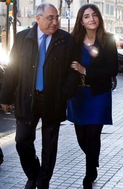Joaquim Nadal y Rocío Martínez-Sempere dirigiéndose al departamento de Economía de la Generalitata para negociar los Presupuestos.