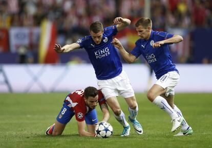 El jugador del Atlético Saúl Níguez en acción junto a los jugadores del Leicester Jamie Vardy y Marc Albrighton.