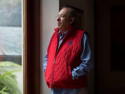 El escritor y periodista Héctor Aguilar Camín  en su casa del barrio de San Miguel Chapultepec.