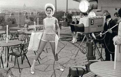 Una modelo de la firma posa en París en 1965 para un programa de televisión.