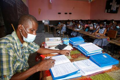 Un profesor y sus alumnos con mascarilla en la escuela Merlan de Abiyán, en Costa de Marfil, el pasado 11 de enero.