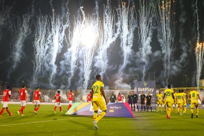 Los jugadores del Atlético Bucaramanga e Independiente Santa fe, entran al campo antes de iniciar el partido de ida de la final, este 8 de junio.