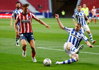 Marcos Llorente trata de centrar este domingo ante Lejeune en el Wanda Metropolitano.