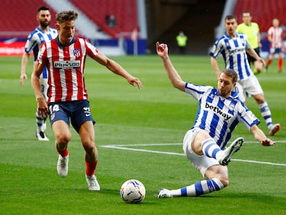 Marcos Llorente trata de centrar este domingo ante Lejeune en el Wanda Metropolitano.