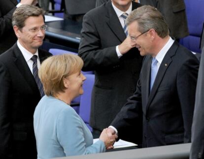 La canciller alemana, Angela Merkel, saluda al nuevo presidente alemán, Christian Wulff.