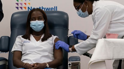 Sandra Lindsay recibe la primera vacuna administrada en EEUU, este lunes en el Long Island Jewish Medical Center de Nueva York.