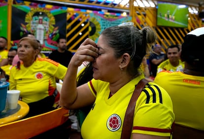 Aficionados colombianos lloran al término del partido en Barranquilla, (Colombia). 