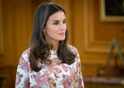 Letizia ha lucido una blusa confeccionada por mujeres supervivientes de la explotación sexual.