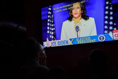 Un grupo de personas mira el discurso de Kamala Harris este sábado, tras ser electa vicepresidenta.