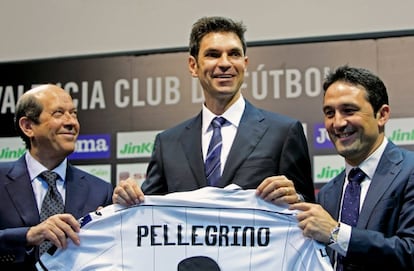 El presidente del Valencia, Manuel Llorente (izq.), el entrenador, Mauricio Pellegrino, y el director deportivo, Braulio Vázquez, en la presentación del técnico.