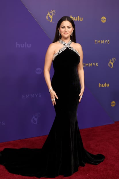 Selena Gomez, nominada a mejor actriz principal en una serie de comedia por su trabajo en 'Solo asesinatos en el edificio', se decantó por un elegante vestido negro de Ralph Lauren. Con solo 32 años, la actriz se ha convertido recientemente en milmillonaria, gracias, entre otras cosas, a su faceta de empresaria y el gran éxito de su marca de maquillaje Rare Beauty. 