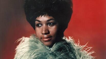 Aretha Franklin (1942-2018), diva soulera, con plumas y generoso cardado en los sesenta.