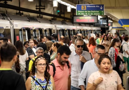 Viajeros del Metro de Madrid, en la estación de Legazpi, en el distrito de Arganzuela.