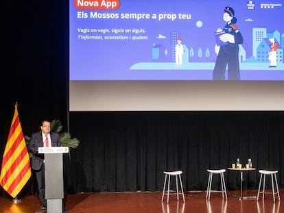 El consejero del Interior, Joan Ignasi Elena, durante la presentación de la nueva app de Mossos que permite pedir cita previa.