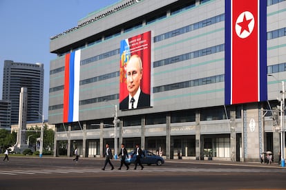 Una fotografía de Putin y la bandera rusa cuelgan junto a la bandera norcoreana en un edificio de Pyongyang, este martes.