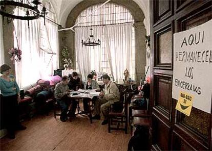 Cuatro consumidores de Bio-Bac, encerrados en la iglesia de Nuestra Señora de las Maravillas de Madrid.