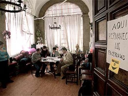 Cuatro consumidores de Bio-Bac, encerrados en la iglesia de Nuestra Señora de las Maravillas de Madrid.