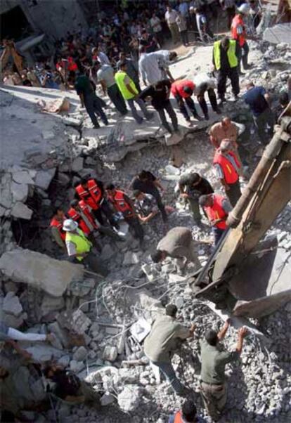 Equipos de rescate buscan supervivientes en las ruinas de la casa bombardeada en Gaza.
