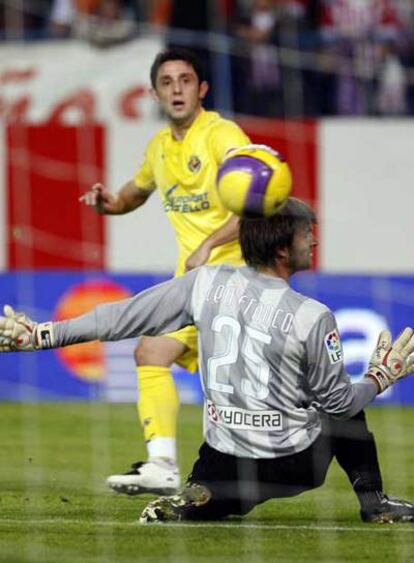 Nihat supera la salida de Leo Franco y consigue el cuarto gol del Villarreal, el del triunfo.