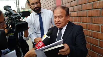 El abogado de Patricia Aguilar, Víctor Rodríguez, comunica a la prensa la sentencia.