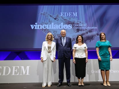 De izquierda a derecha, Cristina Garmendia, directora de Mediaset España; Juan Roig, presidente de honor de EDEM; Hortensia Roig, presidenta de la escuela, y Elena Fernández, directora general.