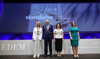 De izquierda a derecha, Cristina Garmendia, directora de Mediaset España; Juan Roig, presidente de honor de EDEM; Hortensia Roig, presidenta de la escuela, y Elena Fernández, directora general.