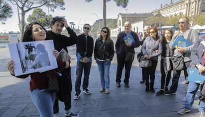 Varios suscriptores de EL PA&Iacute;S, de ruta literaria por Barcelona.