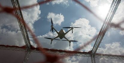 Un dron autónomo durante una demostración de vuelo.