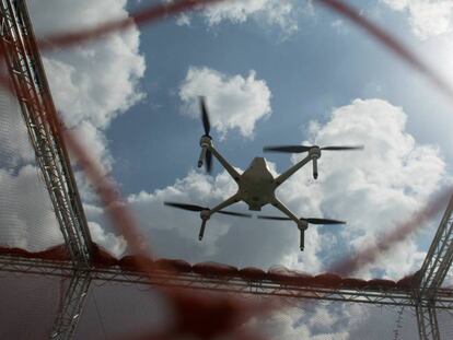 Un dron autónomo durante una demostración de vuelo.