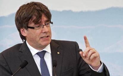 Siempre fiel a su demostrada torpeza intelectual, el señor Puigdemont entiende que sólo un ejército podría parar su referéndum secesionista. No parece caberle en la cabeza que haya métodos no violentos para defender a una democracia constitucional, y que sean mucho más efectivos que los carros de combate. Pero el preocupado Puigdemont ni siquiera imagina cuáles son esos métodos. Eso le pasa porque no tiene la cabeza bien amueblada de democracia, y así le irá.