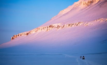 Ruta en moto de nieve en la isla de Spitsbergen, en el archipi&eacute;lago de las Svalbard (Noruega). 