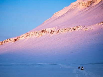 Ruta en moto de nieve en la isla de Spitsbergen, en el archipi&eacute;lago de las Svalbard (Noruega). 