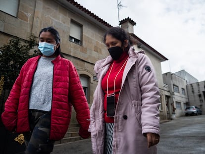 Dos familiares de uno de los tripulantes del barco 'Villa de Pitanxo', este martes en Marín.