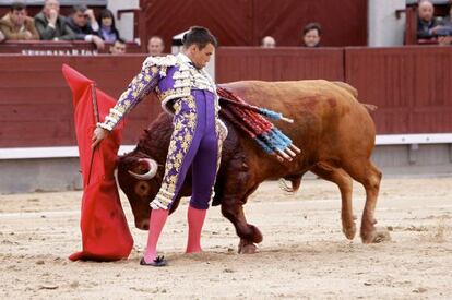 Manzanares en el tercer toro de la tarde.