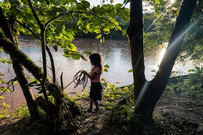 Menina da comunidade Cofan de Avié, às margens do rio Bermeja, poluída pela atividade de extração de petróleo. Os habitantes estão em contato direto com a poluição.