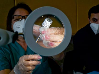 Enfermeira prepara uma dose da vacina AstraZeneca em Nápoles (Itália), nesta terça-feira.