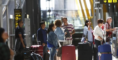 Viajeros en el Aeropuerto de Barajas, Madrid.