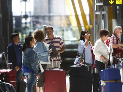 Viajeros en el Aeropuerto de Barajas, Madrid. 