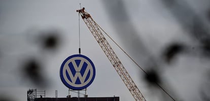 Logotipo de Volkswagen en sus oficinas administrativas en la f&aacute;brica de Volkswagen en Wolfsburgo (Alemania).