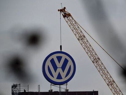 Logotipo de Volkswagen en sus oficinas administrativas en la fábrica de Volkswagen en Wolfsburgo (Alemania).