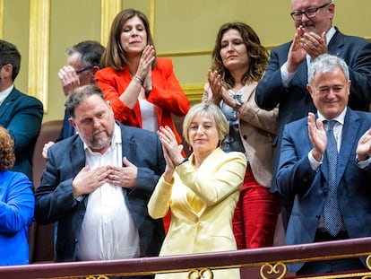 El presidente de Esquerra Republicana, Oriol Junqueras (centro), junto a otros miembros del partido celebran la aprobación de la ley de amnistía.